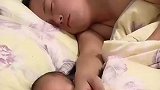 宝宝起床后不哭不闹，原来是被爸爸压到了，妈妈看了很无奈