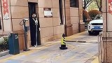 小区停止杆有点特别