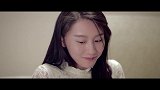 美女使坏，仅用一个小动作，就让宅男瞬间凌乱了！