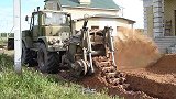 俄罗斯发明高速挖壕车，所到之处一排壕坑，每小时能挖200米