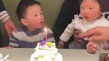萌娃过生日吹蜡烛屡吹不灭，下一秒直接上手