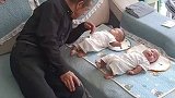 爷爷静静地看着孙子一脸笑容