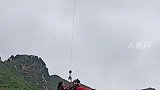 这一幕太感动！直升机出动转移被困孕妇，网友：从天而降的英雄！