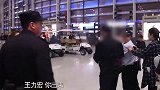 王力宏先被冒牌妻子质控，后被真正妻子石锤，经常带女友回家过夜