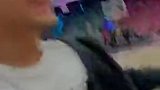 像素这么低？球迷总决赛冲场 手机拍摄视角没拍到文班的脸