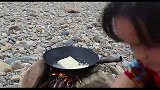 苗大姐搞野战，三包火鸡面呼噜吃，辣得要跳下河洗刷