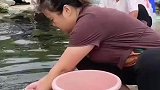 这是印度恒河分河吧，还有洗猪大肠的