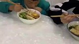 湖南湘潭，女子吃饭时试探俩孩子