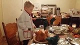 奶奶让男孩切烤鸡，没想到男孩连打几个喷嚏，也是很呆萌了！