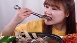 韩国美女吃战斧排骨+鲍鱼，配上泡菜