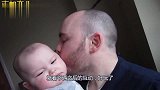 小宝宝嘴巴里塞满饭团，鼓鼓地一张一合，太像一只小仓鼠了！