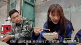 爆笑剧：大叔和大妈食堂卖饭，大妈的饭糊了却抢着买，大叔真纳闷