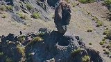 天山深处发现离公路最近的天山悬石，谁能解释一下