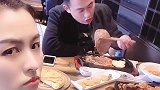 小伙第一次吃牛排，让美女都看傻了，怎么还用上筷子了，爆笑！