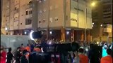 战平巴萨赛后加的斯球迷狂欢  集体高唱：梅西在哪儿？