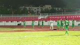 国安球迷为球队助威爬上屋顶 为啥在中国看球像个小偷？