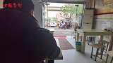 入味哥吃双份兰州牛肉拉面，配两个煎蛋一瓶汽水，狼吞虎咽太爽了