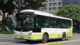 离奇车祸！郑州一“飞机”从天而降 追尾公交车