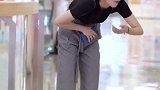 男友的动作，让女友开心