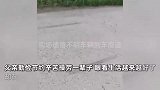 男子帮邻居报丧途中车祸去世，女儿悬赏10万找肇事者，事发前监控曝光