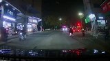 吓我一跳！我以为我惹他了一直拿远光照我，离近一看还好没骂他！