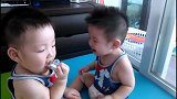 双胞胎抢奶嘴，你来我往弟弟惨败，又气又伤心哭得一塌糊涂
