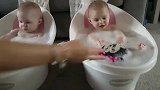 三胞胎宝宝排成一排泡澡，热闹的场面把心都萌化了！