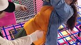 这个小姐姐跳下去的一瞬间意外发生了！吓的两个男人大叫！