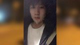 精致男孩认证！王源休闲打扮寒夜外出头盔下还敷着面膜