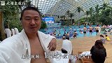 第一次体验户外温泉，男女老少都在一起，露天泡温泉！