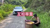 嚣张小伙进村不讲道理，结果被美女狠狠上了一课