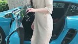 美丽动人的女司机，下车后的身材才是最让人羡慕