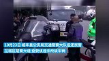 大爷将摩托改装成“甲壳虫”，路人拍照上网交警将其查获