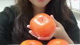 看这个妹子吃柿子的方式，就知道她一定是个淑女