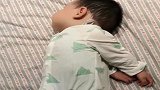你以为宝宝侧着睡的，掀开被子那一刻，网友：这是耽误起飞了啊