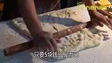 农村大叔在大城市摆地摊，烤熟后香气四溢，5块1份不够吃