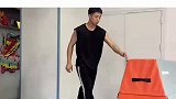 男子跳过跳箱，用手臂支撑身体