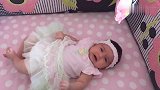 2个月宝宝穿着公主裙躺在床上好孤单，哭的时候也没有人抱抱！
