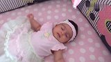 2个月宝宝穿着公主裙躺在床上好孤单，哭的时候也没有人抱抱！