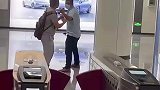 俩男子在地铁站发生冲突，女子在一旁不停劝阻