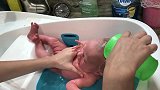 宝宝洗澡哭得歇斯底里，妈妈抱着哄才止住，真可爱啊