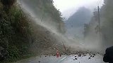 湖南湘西发生山体滑坡：沙石如潮水般滚滚倾下 造成交通中断