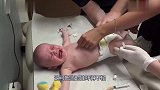 2月大双胞胎兄妹去打针，妹妹哭声震天响，哥哥却安静得吓人