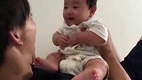 这个小情人真可爱，一看老爸便大笑，难道是想起了前世的记忆