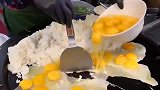 “败家”阿姨卖蛋炒饭，一锅放个蛋，老公骂亏本，谁知日赚