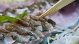 变色龙狙击蜗牛，表情“猥琐”瞄准大半天，下一秒憋住别笑