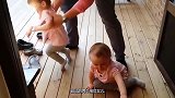 弟弟把哥哥的大腿当成猪蹄子来啃，网友：味道怎么样