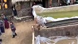 洪水现场原来是拖拉机的功劳，真佩服这些演员可以不笑场