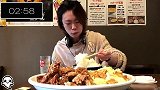 美食视频日本耳机小哥吃一大盆米饭和肉，也不嫌腻得慌