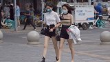 初秋来三里屯的女生，她们的穿着打扮有何变化？短裤连衣裙是主角